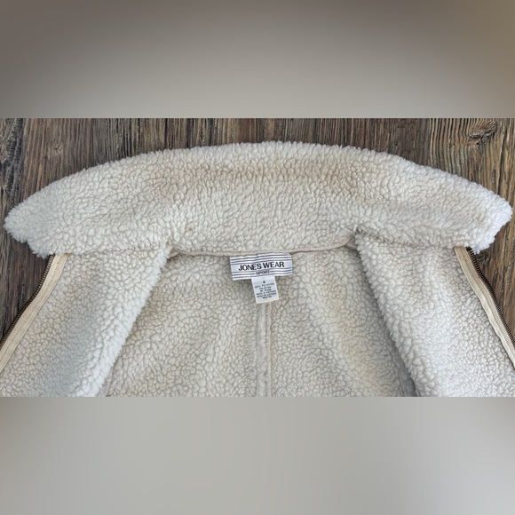 Jones Wear Sport Women's Size 4 Tan Suede Vest w/Faux Sherpa Lining Vtg - Picture 4 of 11